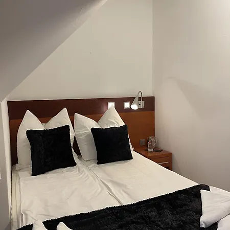Griffin Am Neumarkt Hotel